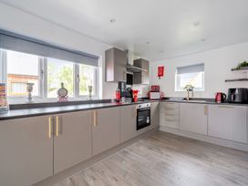 A kitchen with appliances and cabinets at Ruby Red near Brigg