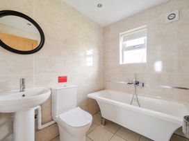 A bathroom with a sink, toilet, and bathtub at Ruby Red near Brigg