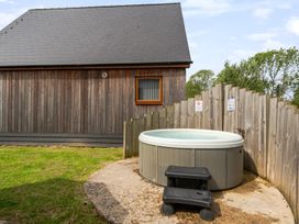 A hot tub in a garden area at Ruby Red Near Brigg