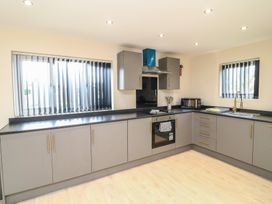 A kitchen with modern appliances and fittings at Poker Lodge in Brigg
