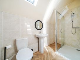 A bathroom featuring a toilet, sink, and shower at Poker Lodge Near Brigg