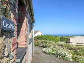 A view of Casa Mia with a garden and ocean in the background at Casa Mia Goodwick