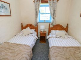 A bedroom with two beds and a window at Casa Mia Goodwick