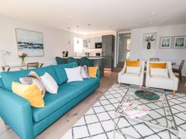 A living room with a sofa and armchairs at Galvayne in Dartmouth