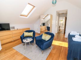 A bedroom with chairs and a coffee table at Galvayne in Dartmouth