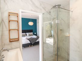 A bathroom with a shower and bathtub at Galvayne in Dartmouth