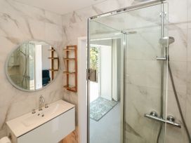 A bathroom with a sink and shower at Galvayne in Dartmouth