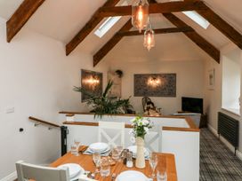 A dining room with a table and chairs at The Old Byre in Falmouth