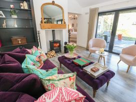 A living room with a fireplace and comfortable seating at The Summerhouse in 