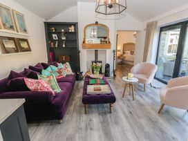 A living room with a purple sofa and coffee table at The Summerhouse 