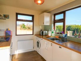 A kitchen with a sink and stove at Thadg and Hannah’s in Miltown