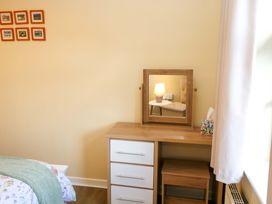 A bedroom with a dresser and mirror at Thadg and Hannah’s in Miltown