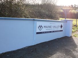 A sign for Maine Valley Members Golf Club at Thadg and Hannah’s in Miltown