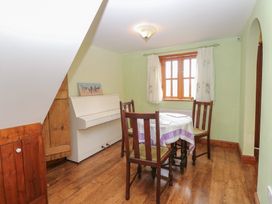 A dining room with a table and chairs at Mabby in Caister-On-Sea