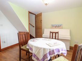 A dining room with a table and chairs at Mabby in Caister-On-Sea