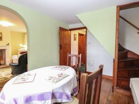 A dining room with a table and chairs at Mabby in Caister-On-Sea