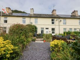 A garden with seating and plants at 8 Railway Cottages in Ulverston