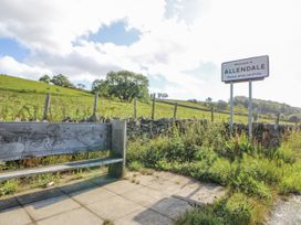 A sign welcoming to Allendale and a bench along the roadside in Allendale