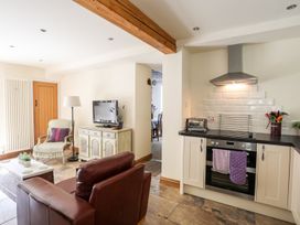 A kitchen and living room area with furniture at Llys Elen in Caernarfon