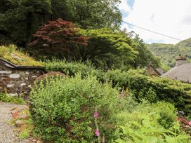 A garden with bushes and flowers at Llys Elen in Caernarfon