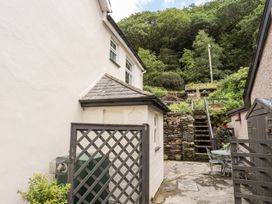 An outdoor area with steps leading to a garden at Llys Elen in Caernarfon