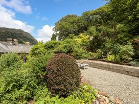 A garden with gravel and plants at Llys Elen in Caernarfon