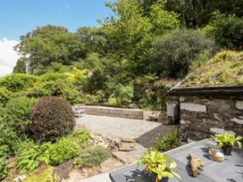 A garden with gravel area and plants at Llys Elen Caernarfon