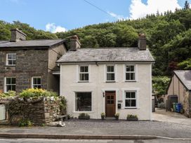 A house with a front door and windows at Llys Elen in Caernarfon