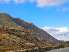 A road with mountains and blue sky at Llys Elen in Caernarfon