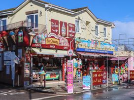 An ice cream and gift shop with outdoor seating at Flat 1 Lee Cliff Park Dawlish Warren