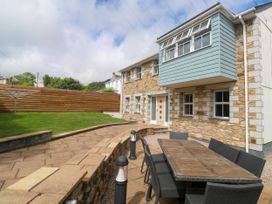 A garden with a patio table and chairs at Rosevale Villa in St Ives