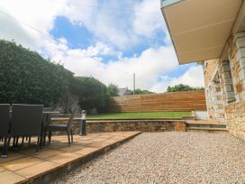 A garden with a table and chairs at Rosevale Villa St Ives