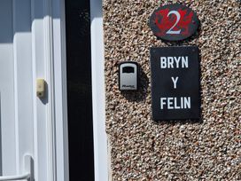 A house number and nameplate on a wall at Bryn Y Felin in Y Felinheli