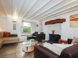 A living room with a coffee table and sofas at Plenteth in Truro