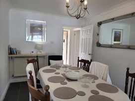 A dining room with a table and chairs at 16 Forth An Nance in Portreath