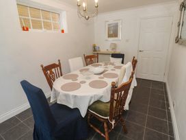 A dining room with a table and chairs at 16 Forth An Nance in Portreath