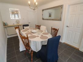 A dining room with a table and chairs at 16 Forth An Nance in Portreath