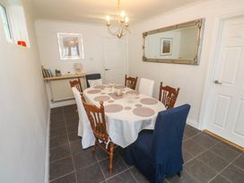 A dining room with a table and chairs at 16 Forth An Nance, Portreath