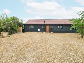A house with a gravel driveway at The Ivy in Norwich