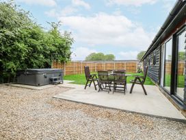 A garden with a hot tub and seating area at The Ivy in Norwich