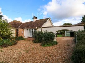 A bungalow with a gravel driveway at Barton Lodge in Porlock