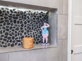 A decorative figure and storage block in a bathroom at The Four Views in Whitby