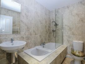 A bathroom with a bathtub and sink at Snowdonia View in Pwllheli