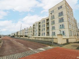 A street with a building and road at Snowdonia View in Pwllheli