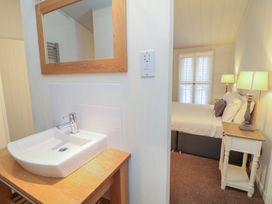 A sink and a bed in a bedroom at Fairways 22 in Lincoln