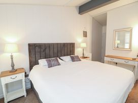 A bedroom with a bed and bedside tables at Fairways 22 in Tattershall