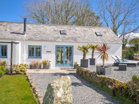 A house with plants and loungers in the garden at The Cowshed Portscatho
