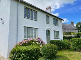 A house with a garden and bushes at Ty Mawr Farm in Llanfairpwllgwyngyll