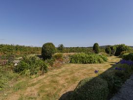 A garden with hedges and flowers at Ty Mawr Farm in Llanfairpwllgwyngyll