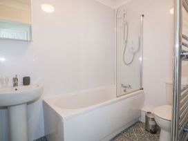 A bathroom with a bathtub, toilet, and sink at Seahorses in Padstow